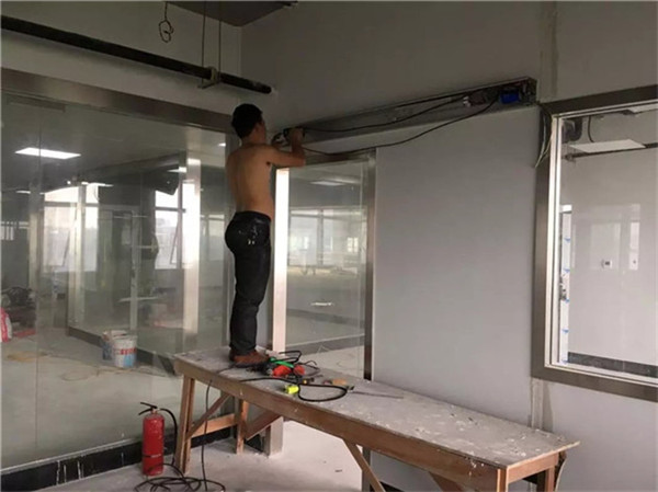 玻璃门拉手松动怎样办